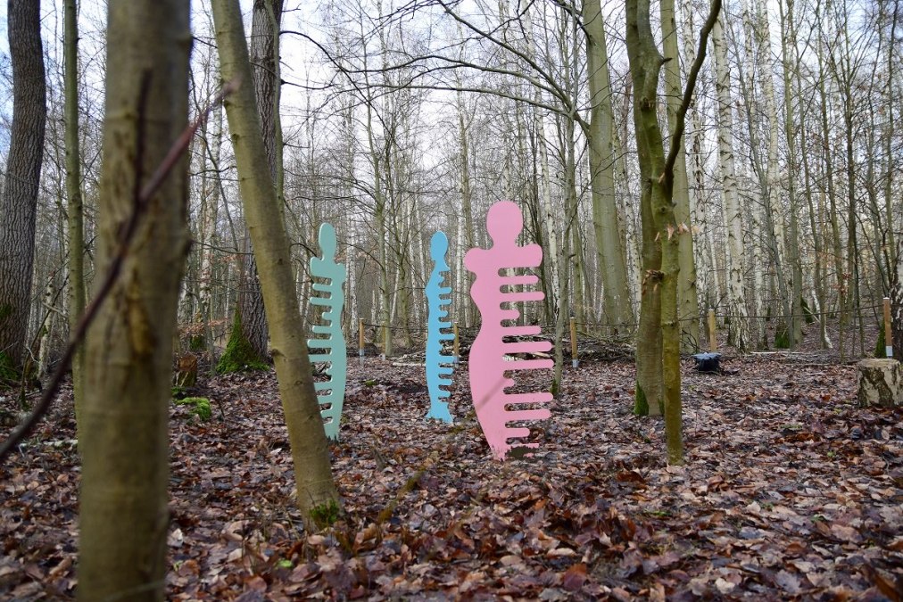 Commemorative sign "Women's comb silhouettes", &copy; Bianka B&uuml;low