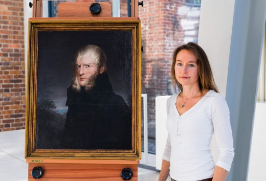 Katrin Staude przed portretem Caspara Davida Friedricha // Katrin Staude również malowała, a nawet wystawiała. // © MV-T/Tiemann Katrin Staude przed portretem Caspara Davida Friedricha