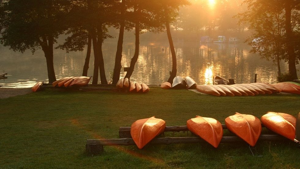 Boten in de ochtendzon - de dag breekt aan op het Mirower meer See, © Kerstin Zegenhagen