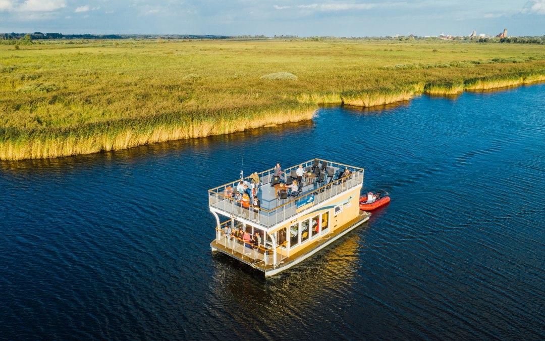 Het hybride schip "Ida vom Peendamm" vaart tijdens het seizoen elke dag rustig rond in het wilde en romantische Peenedal., © Esslinger