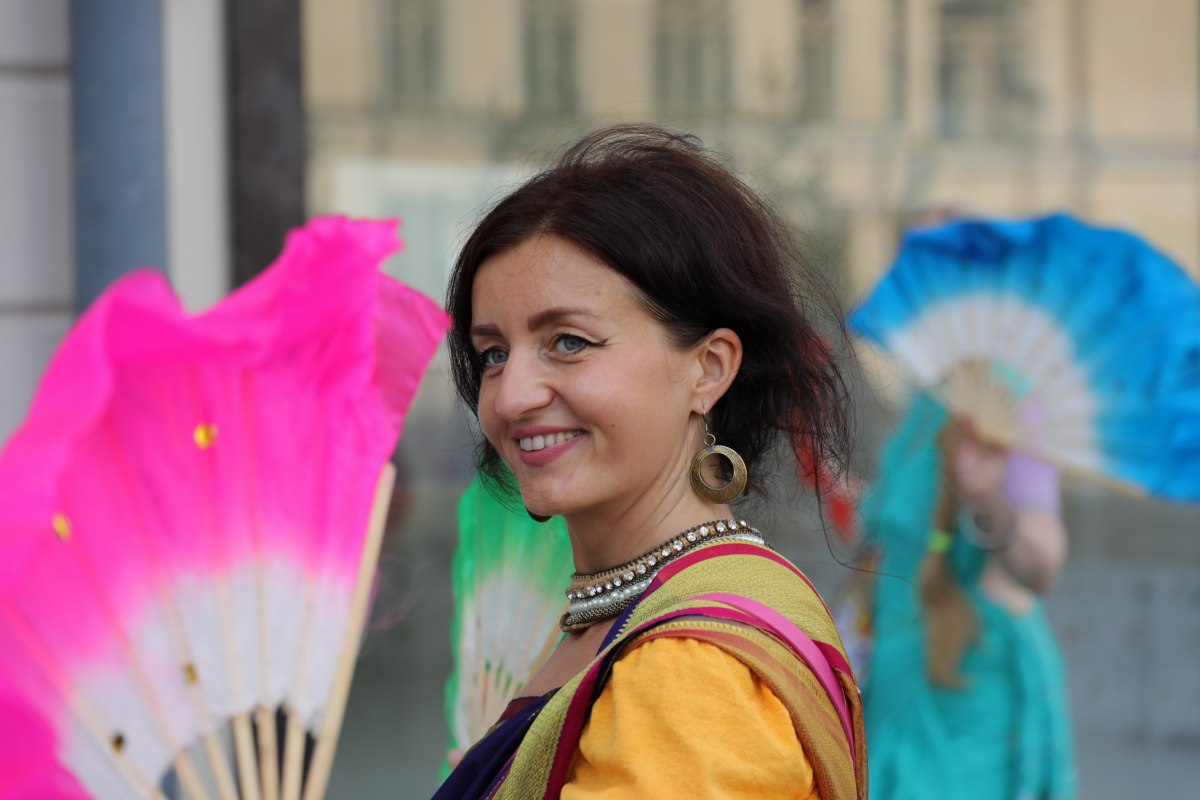 Foto_Frau-mit-Faecher_Buettner, &copy; Carsten B&uuml;ttner