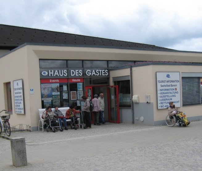 Direkt an der Seebrücke in Bansin informiert das "Haus des Gastes" über den Ort. // © MV-T/Klüber Direkt an der Seebrücke in Bansin informiert das "Haus des Gastes" über den Ort. // © MV-T/Klüber