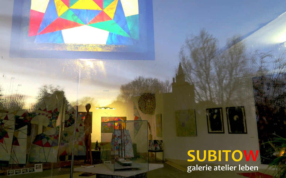 Uitzicht door het raam van de Subitow Galerie in de schemering, © Klaus Böllhoff