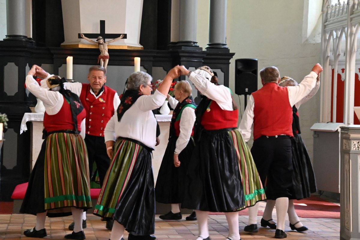 Performance by the folk dance group after the service in St. Thoas Church in Damshagen. // &copy; Sabrina Lampe