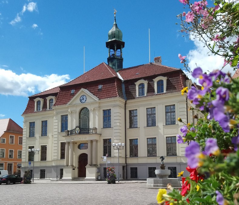 Rathaus Teterow mit Hechtbrunnen 1 Foto Koch, © Jana Koch