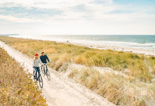 Een ontspannen fietstocht langs de schilderachtige duinen op het eiland Hiddensee, met uitzicht op de Baltische Zee op de achtergrond. // © MV-T/Petermann Een ontspannen fietstocht langs de schilderachtige duinen op het eiland Hiddensee, met uitzicht op de Baltische Zee op de achtergrond.