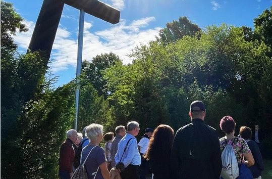 Group on a guided tour in front of the entrance to the Fünfeichen memorial site // © Vier-Tore-Stadt Neubrandenburg Group on a guided tour in front of the entrance to the Fünfeichen memorial site // © Vier-Tore-Stadt Neubrandenburg