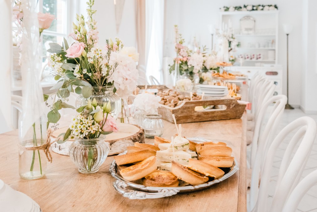 A warm wedding reception with small treats, © Gutshaus Krimvitz / Mirko Boy