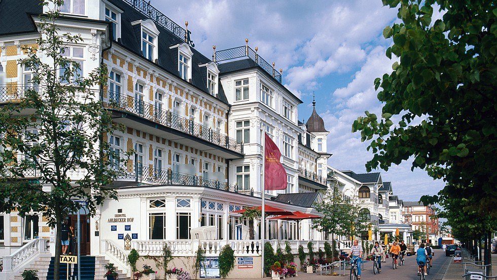 Lśniąco biała architektura uzdrowiskowa na wyspie Uznam przyciąga wzrok w wyjątkowy sposób, © TMV/Grundner