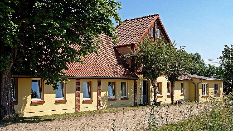 The youth guesthouse Neusehland is located in a village idyll ... // © Alte Schule e.V. The youth guesthouse Neusehland is located in a village idyll ... // © Alte Schule e.V.