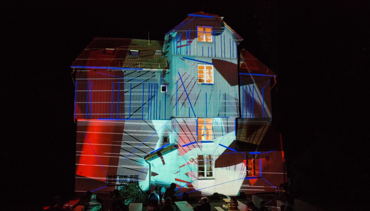 Künstlerhaus Lukas wrapped in light projection by Phillip Geist, © Kurverwaltung Ahrenshoop · Foto voigt&kranz UG, Prerow Künstlerhaus Lukas wrapped in light projection by Phillip Geist, © Kurverwaltung Ahrenshoop · Foto voigt&kranz UG, Prerow