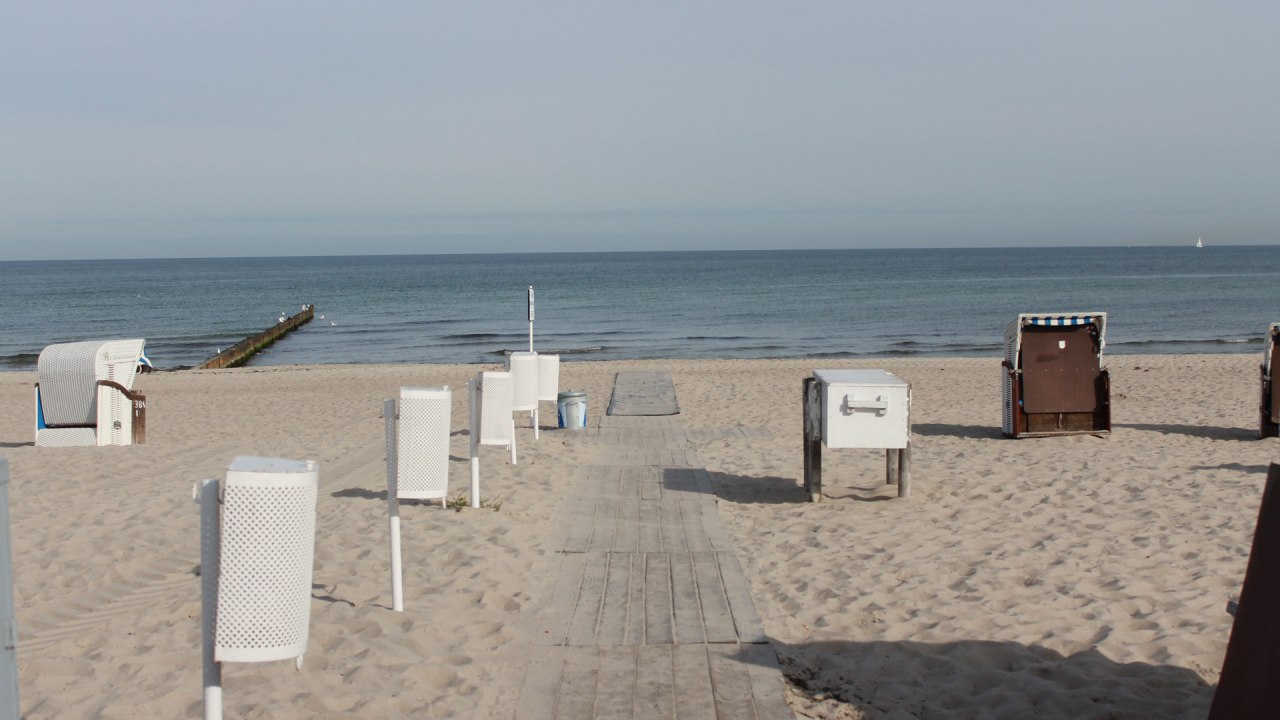 Dostęp do plaży bez barier 18 w Warnem&uuml;nde // &copy; TZRW