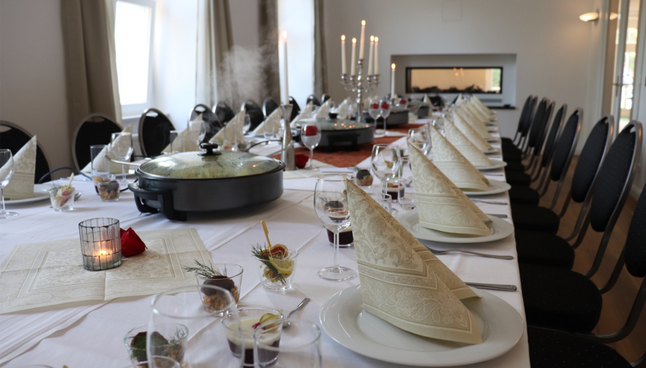 Feestelijke tafel in de open haard lounge, © Schloss Hohendorf