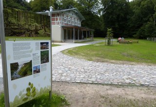 Buitenaanzicht van het UNESCO Werelderfgoed Forum in Sassnitz, © Gesine Häfner / Nationalpark-Zentrum KÖNIGSSTUHL