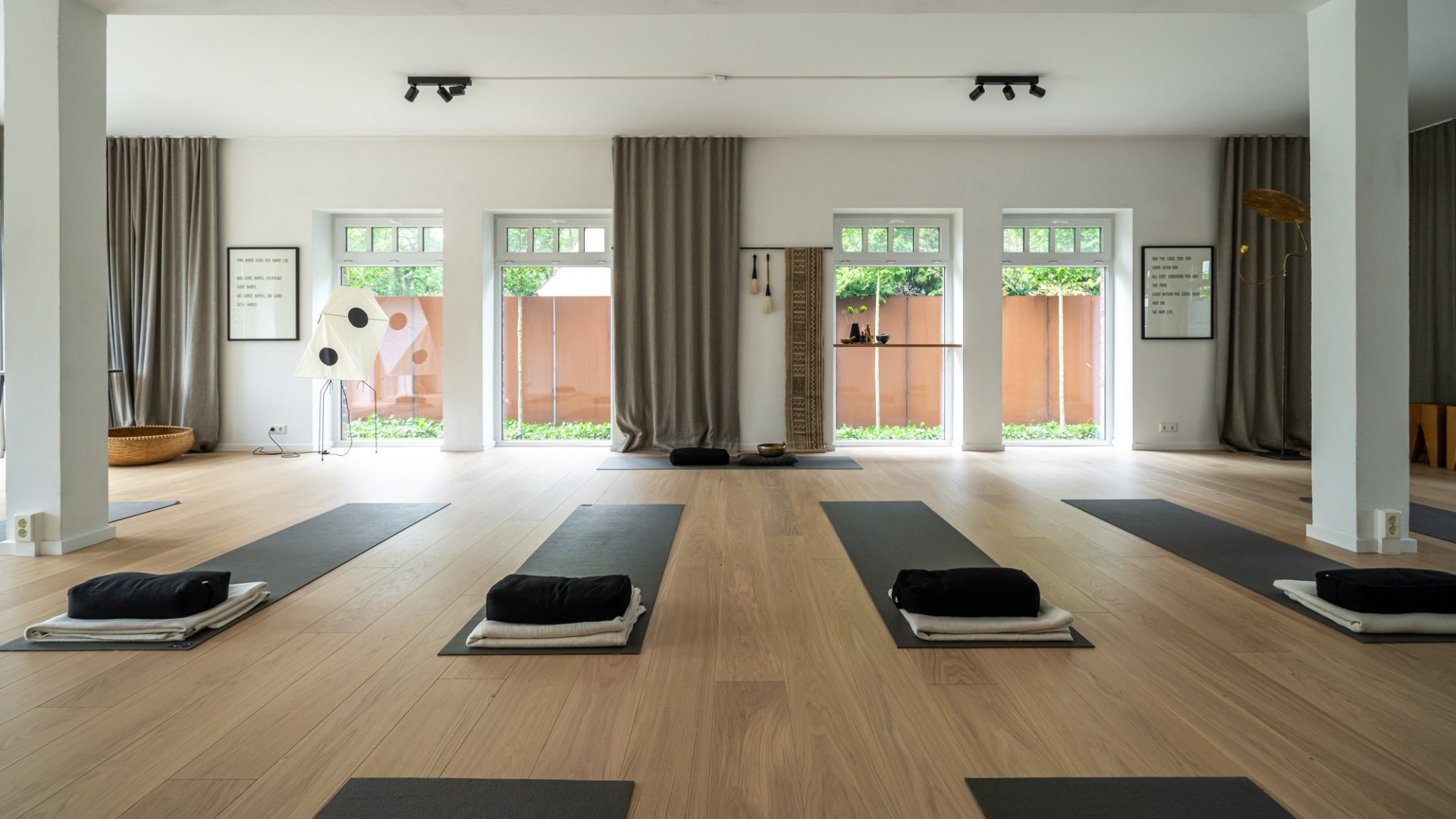 Een lichte yogaruimte in het Carpe Diem retraitecentrum - minimalistische inrichting voor maximale ontspanning en concentratie.