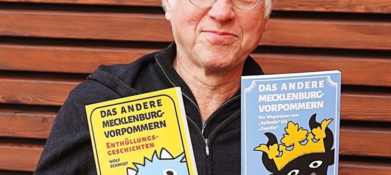 De auteur Wolf Schmidt met de twee delen van zijn serie "The OTHER Mecklenburg-Vorpommern"., &copy; privat