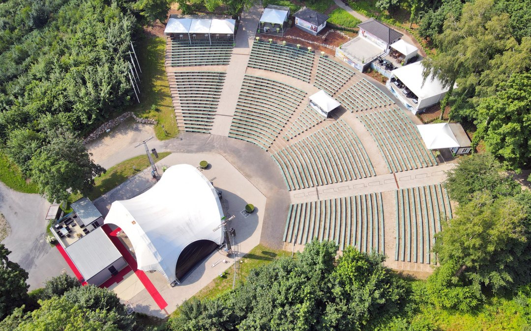 Evenementenlocatie met capaciteit voor meer dan 5.000 bezoekers: de Waldbühne Rügen, © Waldbühne Rügen GmbH& Co.KG