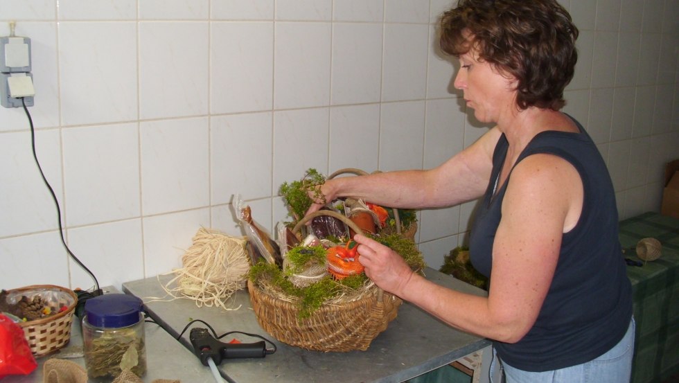Geschenkmanden met producten van de boerderij, © Bischoff