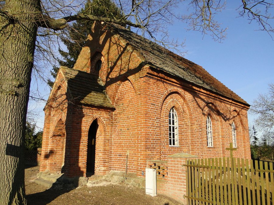Conow church, © By Niteshift (Eigenes Werk) [CC BY-SA 3.0 (http://creativecommons.org/licenses/by-sa/3.0)], via Wikimedia Commons