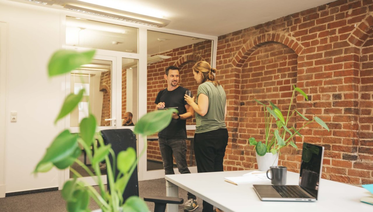 Moderne, open kantoorruimte met historische flair. Ideaal voor creatieve besprekingen en afspraken in een inspirerende omgeving., &copy; Michelle Dynio