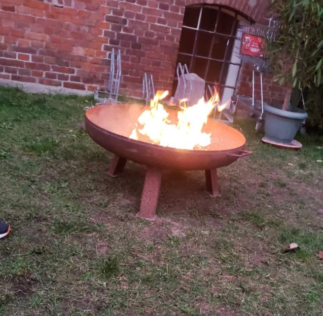 Gemütliches, kleines Lagerfeuer im Vorgarten. // © Andrea Kirchstein Gemütliches, kleines Lagerfeuer im Vorgarten. // © Andrea Kirchstein