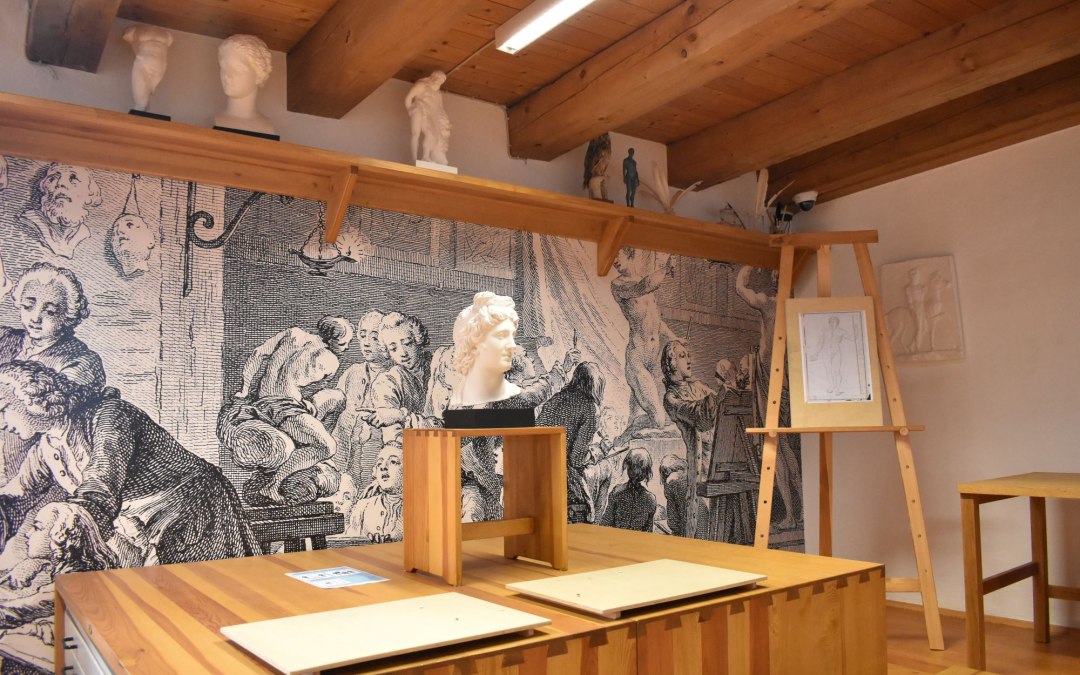 Tekenkast in het Caspar David Friedrich Centrum met ezel en voorwerpen om te tekenen, © ©Caspar-David-Friedrich-Gesellschaft e. V., Foto: Karl Mühlbach 2023