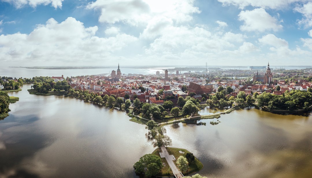 Het oude stadscentrum van Stralsund staat op de Werelderfgoedlijst van UNESCO. Maar hoe voelt het om tussen zoveel geschiedenis te wonen? Best goed in de Heilgeiststraße!, © TMV/Gänsicke