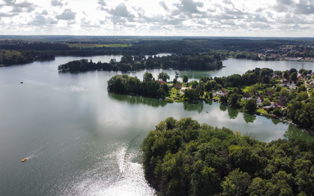 Obiekt położony jest bezpośrednio nad jeziorem Feldberger Haussee, © D. Regner