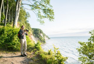 In harmony with nature: a journey of discovery along the high shore trail in the majestic Jasmund National Park, surrounded by the imposing chalk cliffs. // © TMV/Roth In harmony with nature: a journey of discovery along the high shore trail in the majestic Jasmund National Park, surrounded by the imposing chalk cliffs. // © TMV/Roth