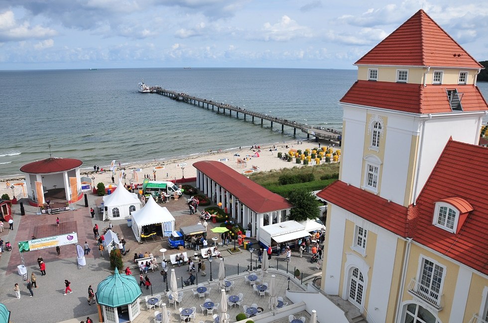 Kurplatz Binz met evenement, &copy; Tourismuszentrale R&uuml;gen