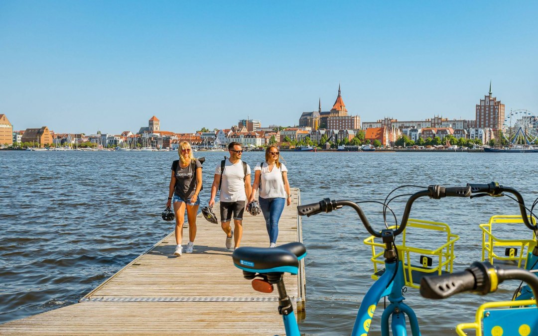 Vom Gehlsdorfer Ufer den Blick auf den Rostocker Stadthafen genießen, © TMV/Tiemann Vom Gehlsdorfer Ufer den Blick auf den Rostocker Stadthafen genießen, © TMV/Tiemann