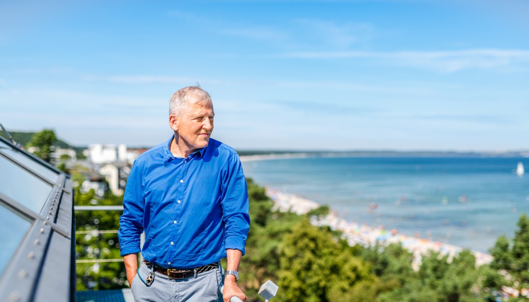 Wolfgang Schewe staat op het dak van het Hotel am Meer op het eiland Rügen en kijkt uit over de Baltische Zee.