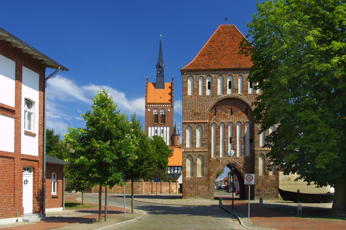 Brama miasta Uznam z muzeum i kościołem // © Stadtinformation Usedom Brama miasta Uznam z muzeum i kościołem // © Stadtinformation Usedom
