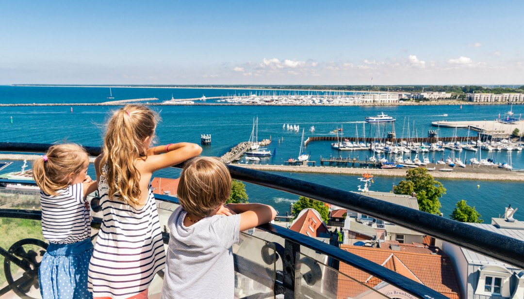 Uitzicht vanaf de 30,6 meter hoge vuurtoren in Warnemünde. // © MV-T/Süß Uitzicht vanaf de 30,6 meter hoge vuurtoren in Warnemünde. // © MV-T/Süß