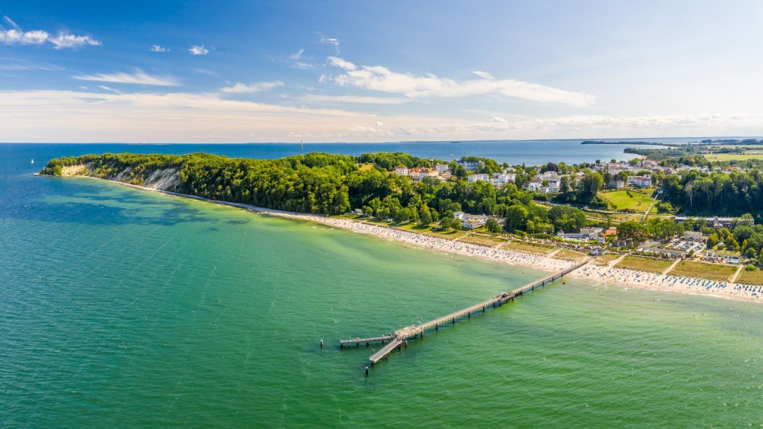 Indrukwekkend panorama vanuit de lucht: de kustplaats aan de Oostzee Göhren met de pier aan het noordstrand, © Mirko Boy Indrukwekkend panorama vanuit de lucht: de kustplaats aan de Oostzee Göhren met de pier aan het noordstrand, © Mirko Boy
