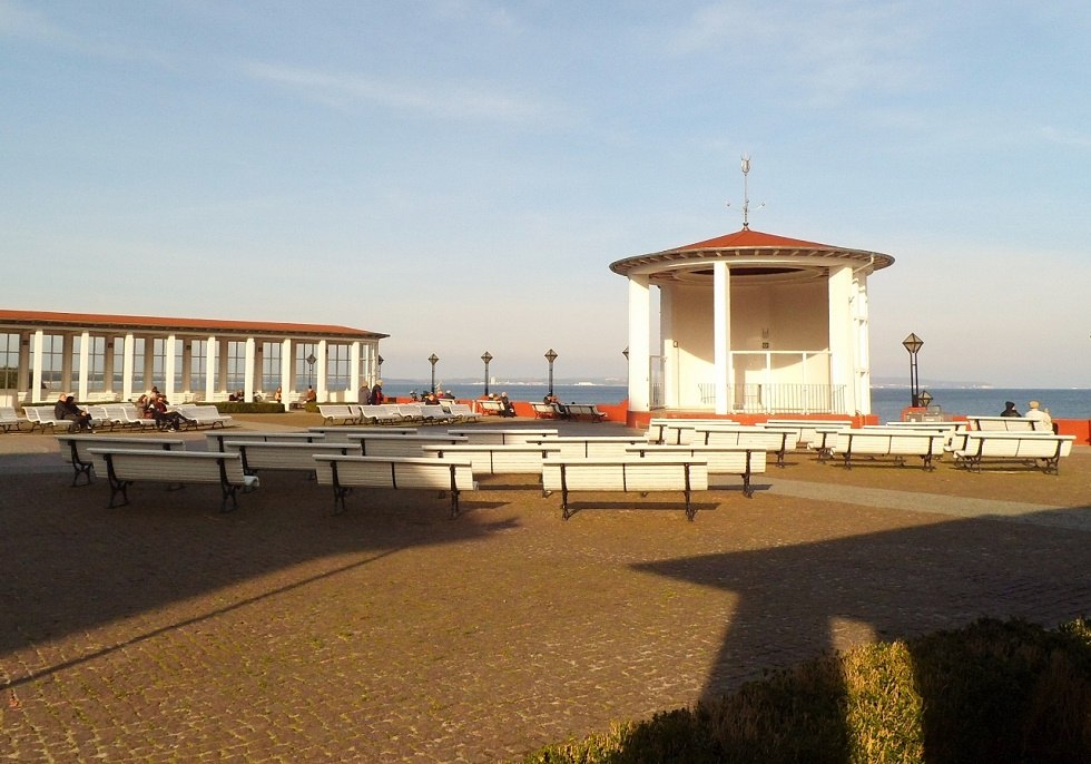 Muziekpaviljoen en kuurplein in de kustplaats aan de Oostzee in Binz // © Tourismuszentrale Rügen Muziekpaviljoen en kuurplein in de kustplaats aan de Oostzee in Binz // © Tourismuszentrale Rügen
