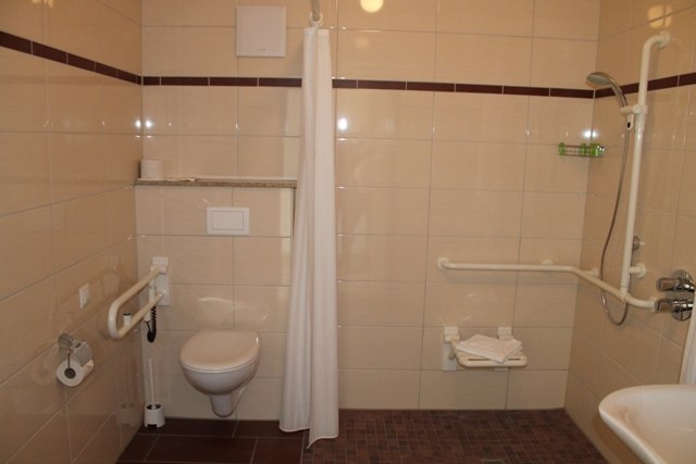 Uitzicht op een badkamer die ook geschikt is voor mensen met mobiliteitsbeperkingen., © Vaske