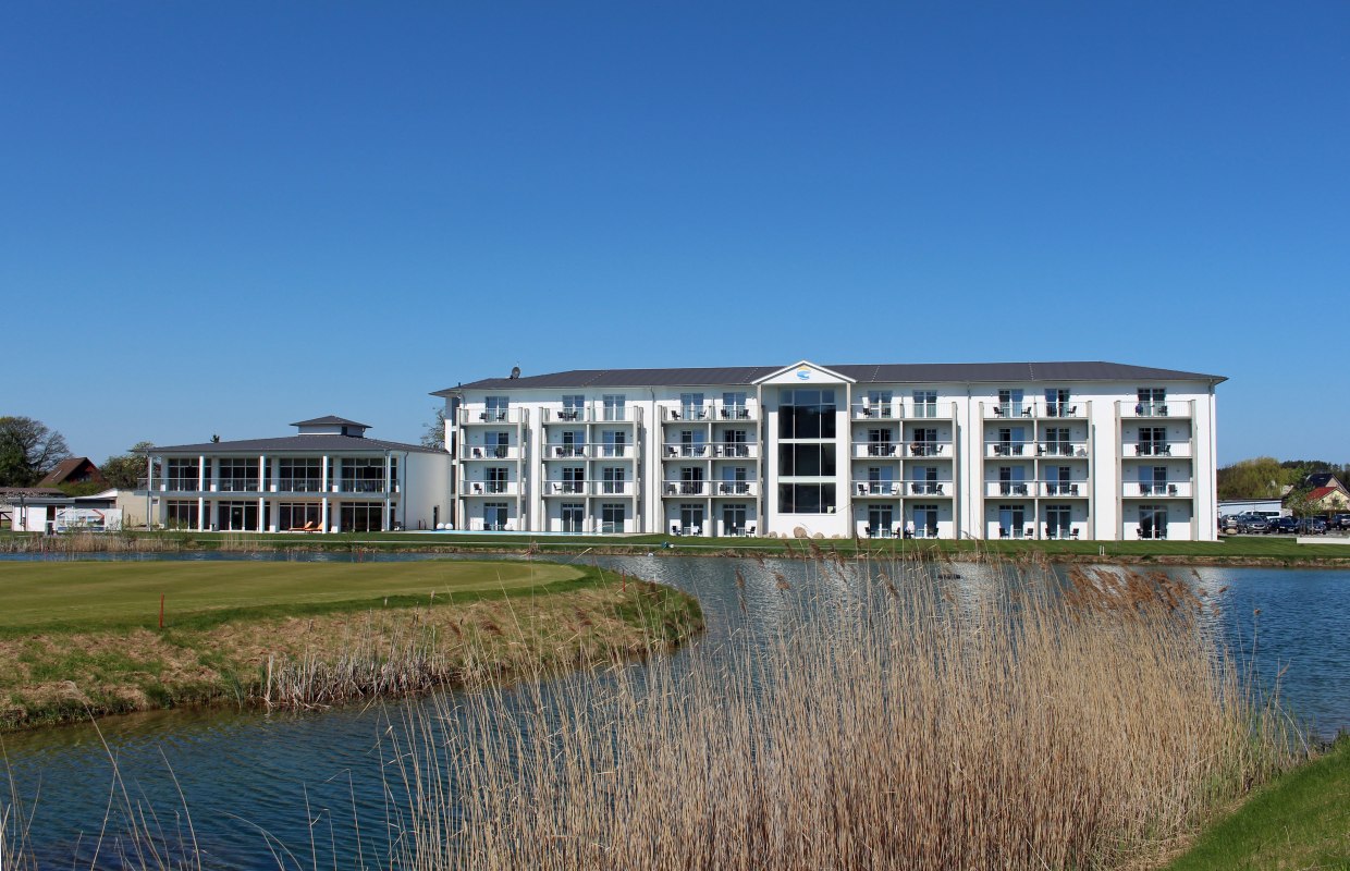 Buitenaanzicht hotel // &copy; Baltic Hills Hotel KG