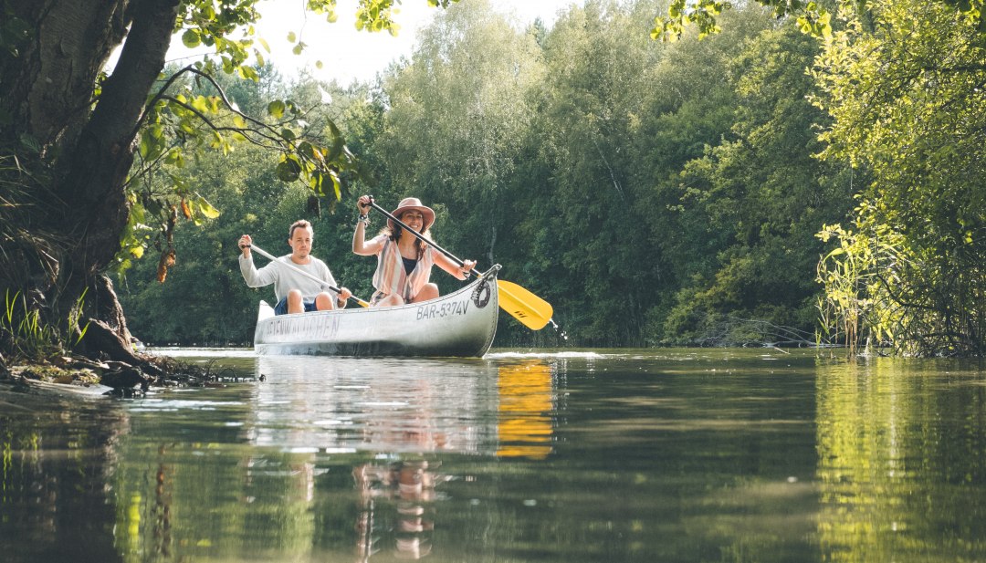 A canoe paddles along Lake Jamel in the sunshine
