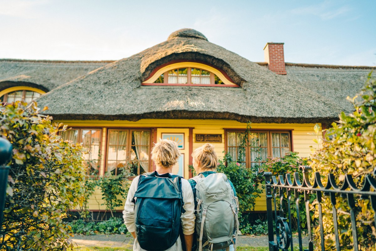 Vakantie aan de Dar&szlig; - de rietgedekte huizen zijn een bezienswaardigheid in de regio // &copy; TMV/Petermann