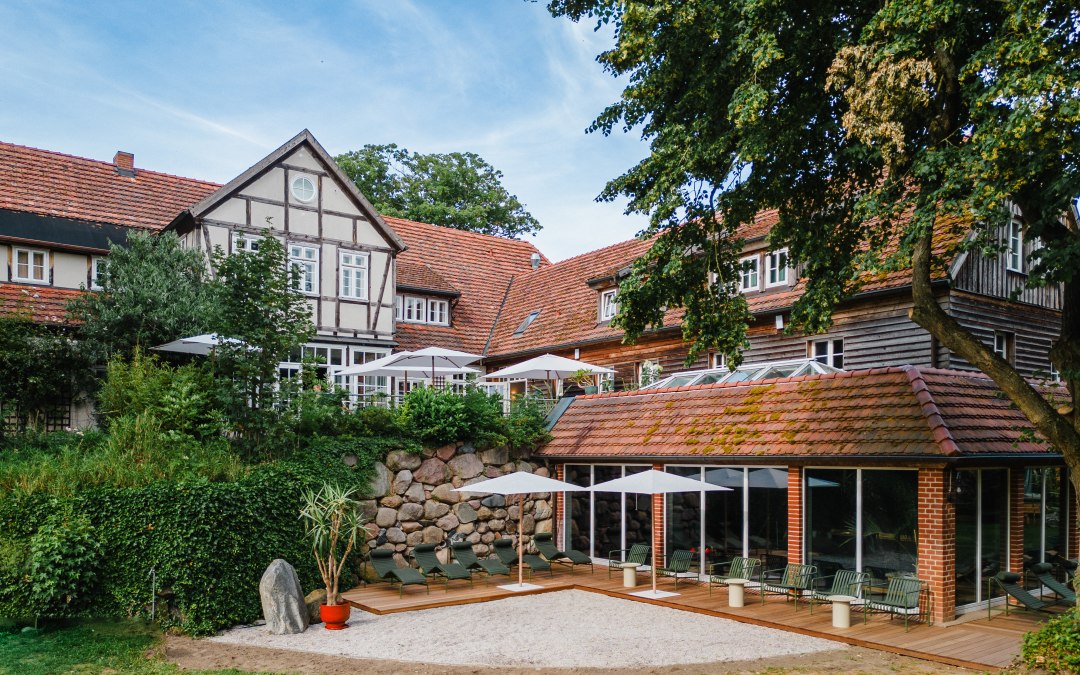 Buitenaanzicht van terras en zwembad, © St. Oberholz / Nils Hasenau