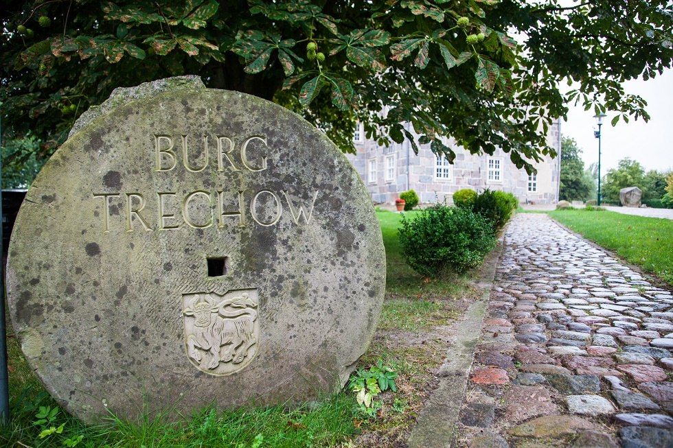 Kamień młyński z napisem i herbem zamku Trechow, © Frank Burger