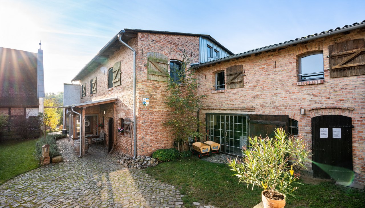 Bakstenen huis buiten binnenplaats, © Backsteinhus Marcel Pieper