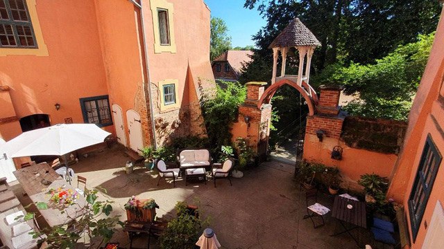 In de zomer nodigt het kasteelcafé je uit in de historische buitenruimte, © A. K. Barkow