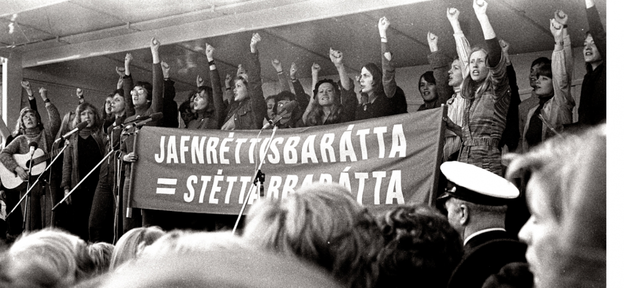 Vrouwen op een podium protesteren met spandoeken en opgeheven vuisten // &copy; RiseAndShineCinema