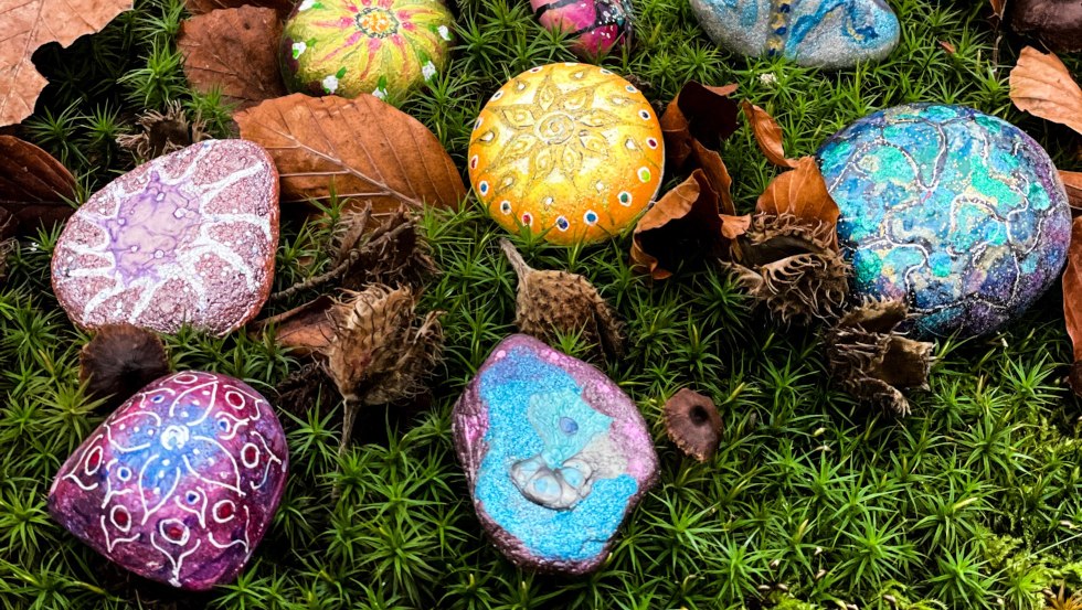 Ręcznie malowane kamienie elfów, © Marie Vois