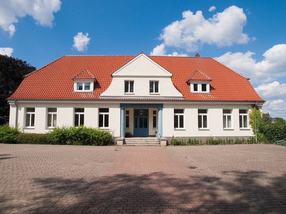 Widok z przodu centrum społeczności Sanitz // &copy; Frank Burger