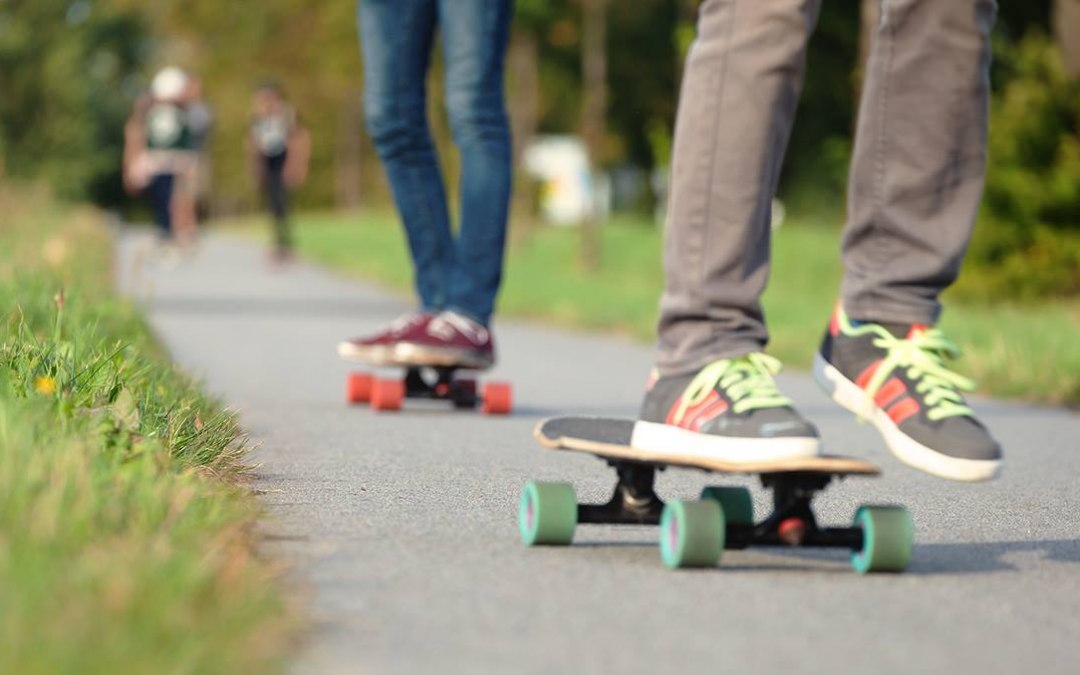 HW-Shapes biedt inwoners en toeristen van alle generaties een gevarieerd evenementenprogramma tijdens het seizoen: gedurende de hele zomer vinden er wekelijkse evenementen plaats, die meestal beginnen bij de surfshop aan de Friedrich-Franz-Straße 21 in Warnemünde. Op dinsdagochtend kunnen geïnteresseerden een yoga & SUP cursus volgen op het strand, terwijl de dinsdagavond in het teken staat van het motto "Skim Jam". Op woensdag nodigen de jongens en meisjes je uit om samen te gaan longboarden en op donderdag organiseren ze SUP-tochten onder begeleiding op de Oostzee, de oude rivier of de Warnow. Net als de "Skim Jam" zijn beide evenementen gratis. Eén keer per maand is er zelfs een rollerskisessie speciaal voor meisjes. En ook de vrijdagen blijven niet onaangeroerd: Een keer per maand lokt het evenement "vlees op straat" gezellige locals en vakantiegangers naar de surfshop met braadworst en een fietsbioscoop., © © Matthias Marx | HW-Shapes