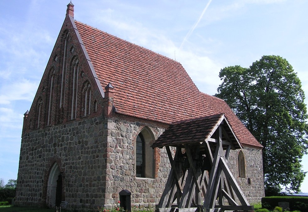 Toegangsportaal met vrijstaande klokkentoren, © Baltzer