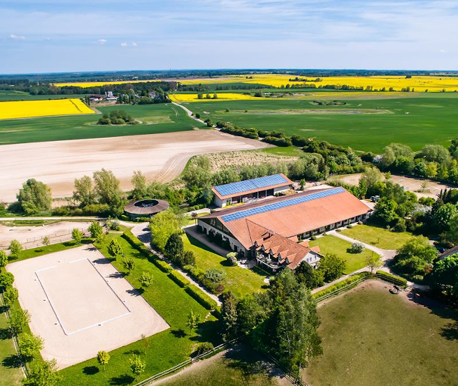 Blick über den Hof Peenetal und den angrenzenden Kummerower See // © J. Bombis Blick über den Hof Peenetal und den angrenzenden Kummerower See // © J. Bombis